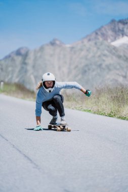 Sinema, yokuş aşağı uzun tahta seansı. Genç bir kadın kaykay yapıyor ve dağ geçidinde virajlar arasında numaralar yapıyor. Ekstrem sporlar ve insanlar hakkındaki kavram