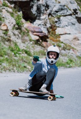 Sinema, yokuş aşağı uzun tahta seansı. Genç bir kadın kaykay yapıyor ve dağ geçidinde virajlar arasında numaralar yapıyor. Ekstrem sporlar ve insanlar hakkındaki kavram