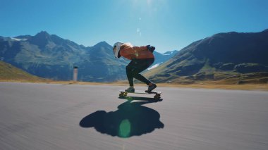 Sinema, yokuş aşağı uzun tahta seansı. Genç bir kadın kaykay yapıyor ve dağ geçidinde virajlar arasında numaralar yapıyor. Ekstrem sporlar ve insanlar hakkındaki kavram