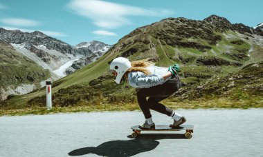 Sinema, yokuş aşağı uzun tahta seansı. Genç bir kadın kaykay yapıyor ve dağ geçidinde virajlar arasında numaralar yapıyor. Ekstrem sporlar ve insanlar hakkındaki kavram