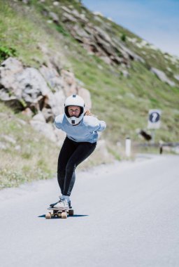 Sinema, yokuş aşağı uzun tahta seansı. Genç bir kadın kaykay yapıyor ve dağ geçidinde virajlar arasında numaralar yapıyor. Ekstrem sporlar ve insanlar hakkındaki kavram
