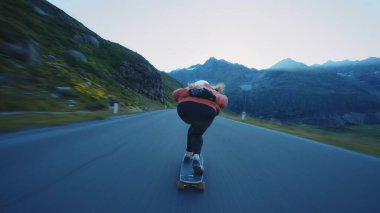 Sinema, yokuş aşağı uzun tahta seansı. Genç bir kadın kaykay yapıyor ve dağ geçidinde virajlar arasında numaralar yapıyor. Ekstrem sporlar ve insanlar hakkındaki kavram