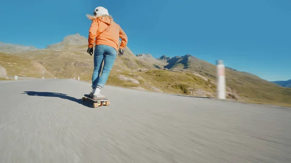 Filmový Downhill Longboard Session Mladá Žena Skateboarding Dělat Triky Mezi — Stock fotografie