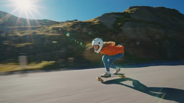 Cinematic Downhill Longboard Sesiune Femeie Tânără Skateboarding Face Trucuri Între — Fotografie, imagine de stoc