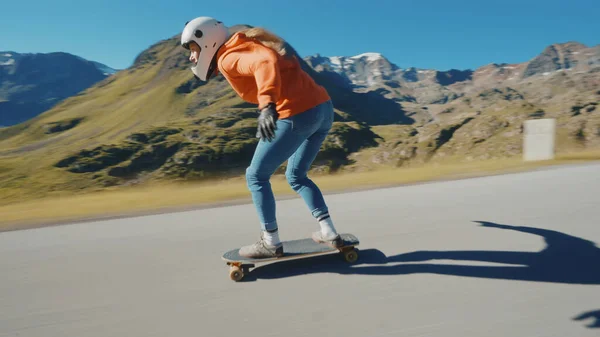 Sessione Longboard Discesa Cinematografica Giovane Donna Skateboard Fare Trucchi Tra — Foto Stock