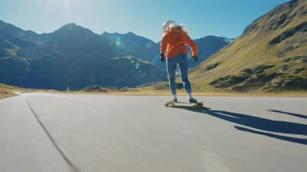 映画の下り坂ロングボードセッション 若い女性のスケートボードや山のパス上の曲線の間のトリックを作る 極端なスポーツや人々についての概念 — ストック写真
