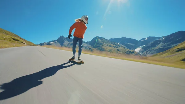 电影下坡的长板会议 年轻女子滑板 在山口的弯道之间做手脚 关于极限运动和人的概念 — 图库照片
