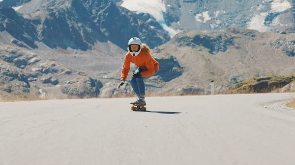 Filmreife Downhill Longboard Session Junge Frau Skateboardet Und Macht Tricks — Stockfoto