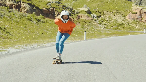 Sessione Longboard Discesa Cinematografica Giovane Donna Skateboard Fare Trucchi Tra — Foto Stock
