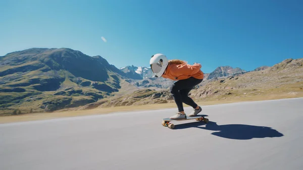 Cinematische Downhill Longboard Sessie Jonge Vrouw Skateboarden Trucs Maken Tussen — Stockfoto