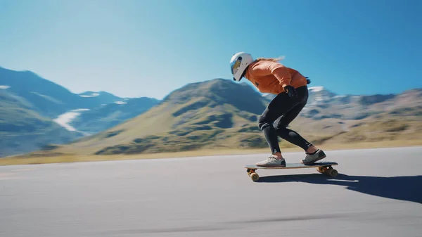 Filmisk Nedförsbacke Longboard Session Ung Kvinna Skateboard Och Göra Trick — Stockfoto