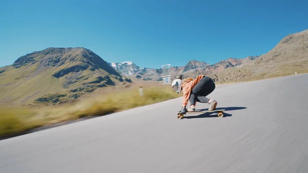 Cinematic Downhill Longboard Session Wanita Muda Skateboarding Dan Membuat Trik — Stok Foto