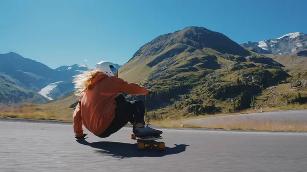 Cinematische Downhill Longboard Sessie Jonge Vrouw Skateboarden Trucs Maken Tussen — Stockfoto
