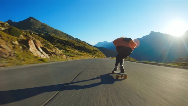 Filmisk Nedförsbacke Longboard Session Ung Kvinna Skateboard Och Göra Trick — Stockfoto