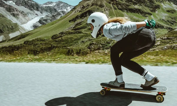 Sessão Longboard Downhill Cinematográfico Mulher Jovem Skate Fazendo Truques Entre — Fotografia de Stock