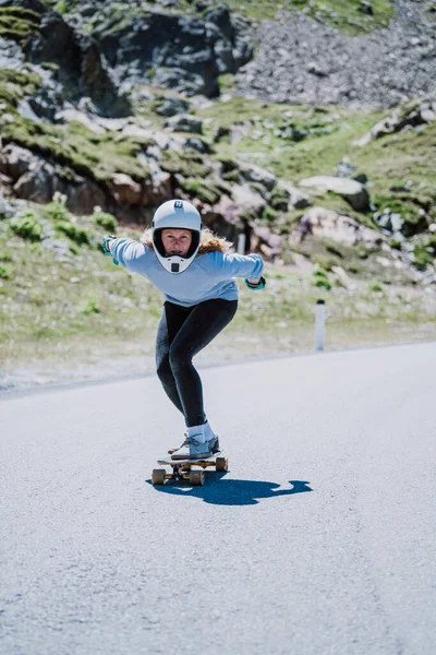映画の下り坂ロングボードセッション 若い女性のスケートボードや山のパス上の曲線の間のトリックを作る 極端なスポーツや人々についての概念 — ストック写真