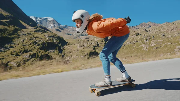 Filmreife Downhill Longboard Session Junge Frau Skateboardet Und Macht Tricks — Stockfoto