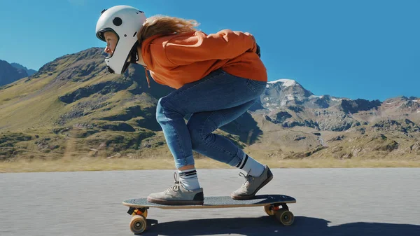 Séance Longboard Descente Cinématographique Jeune Femme Skateboard Faire Des Tours — Photo