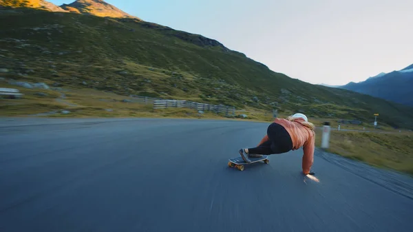 Séance Longboard Descente Cinématographique Jeune Femme Skateboard Faire Des Tours — Photo