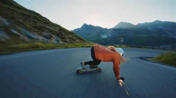 Sessão Longboard Downhill Cinematográfico Mulher Jovem Skate Fazendo Truques Entre — Fotografia de Stock