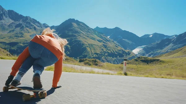 Filmový Downhill Longboard Session Mladá Žena Skateboarding Dělat Triky Mezi — Stock fotografie