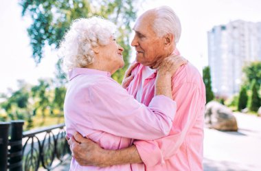 Eski modern çift şık renkli kıyafetler giyiyor. Genç büyükanne ve büyükbaba dışarıda eğleniyor ve vahşileşiyor. Kendini genç hisseden yaşlıların temsilcisi