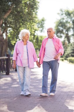 Eski modern çift şık renkli kıyafetler giyiyor. Genç büyükanne ve büyükbaba dışarıda eğleniyor ve vahşileşiyor. Kendini genç hisseden yaşlıların temsilcisi