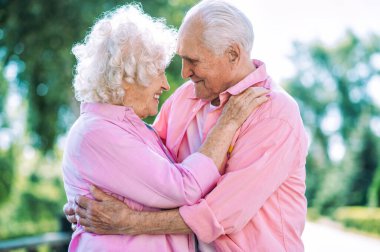 Eski modern çift şık renkli kıyafetler giyiyor. Genç büyükanne ve büyükbaba dışarıda eğleniyor ve vahşileşiyor. Kendini genç hisseden yaşlıların temsilcisi