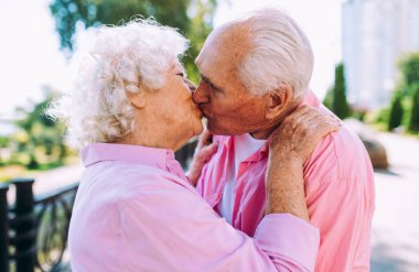 Eski modern çift şık renkli kıyafetler giyiyor. Genç büyükanne ve büyükbaba dışarıda eğleniyor ve vahşileşiyor. Kendini genç hisseden yaşlıların temsilcisi