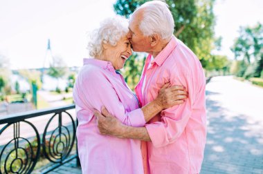 Eski modern çift şık renkli kıyafetler giyiyor. Genç büyükanne ve büyükbaba dışarıda eğleniyor ve vahşileşiyor. Kendini genç hisseden yaşlıların temsilcisi