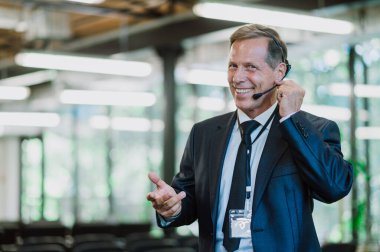 Bir konferans toplantısının sinematik görüntüsü. İş adamları bir odada oturup motivasyon koçunu dinliyor. Bir Öz Gelişim ve Gelişim Özel Olayının Temsili