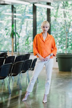 Bir konferans toplantısının sinematik görüntüsü. İş adamları bir odada oturup motivasyon koçunu dinliyor. Bir Öz Gelişim ve Gelişim Özel Olayının Temsili