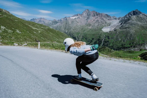 Séance Longboard Descente Cinématographique Jeune Femme Skateboard Faire Des Tours — Photo