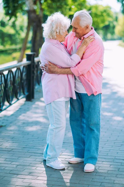 남녀들은 색깔의 입는다 할머니와 할아버지는 야외에서 즐겁게 사람들 속으로 느끼는 — 스톡 사진