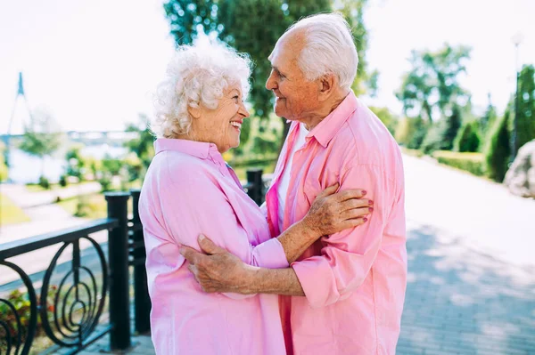 旧的现代夫妇穿着时髦的彩色衣服 年轻的祖母和祖父在户外玩的很开心 也很狂野 老年人内心感到年轻的代表 — 图库照片
