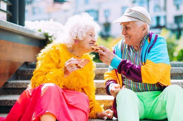 Vieux Couple Moderne Habillage Vêtements Colorés Mode Jeune Grand Mère — Photo