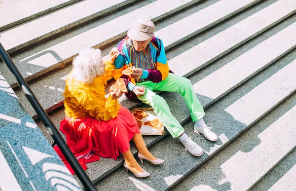 Eski Modern Çift Şık Renkli Kıyafetler Giyiyor Genç Büyükanne Büyükbaba — Stok fotoğraf