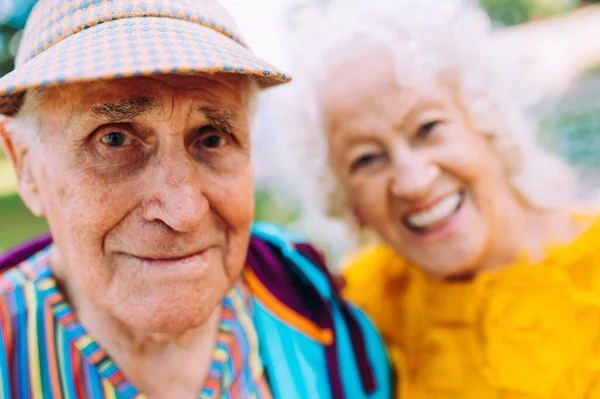 Altes Modernes Paar Kleidet Modische Farbige Kleidung Die Jugendliche Oma — Stockfoto