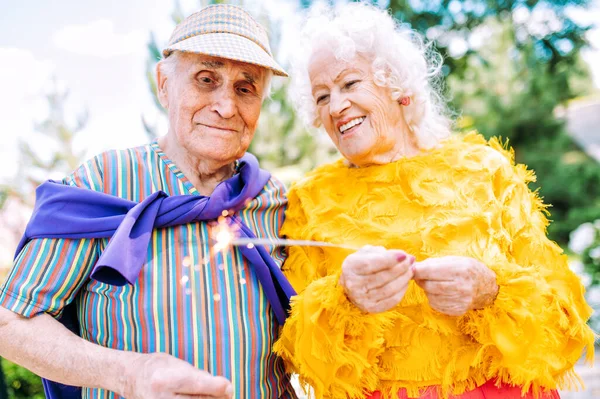 Старая Современная Пара Одевается Модной Цветной Одеждой Молодые Бабушка Дедушка — стоковое фото