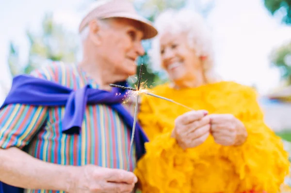 Старая Современная Пара Одевается Модной Цветной Одеждой Молодые Бабушка Дедушка — стоковое фото