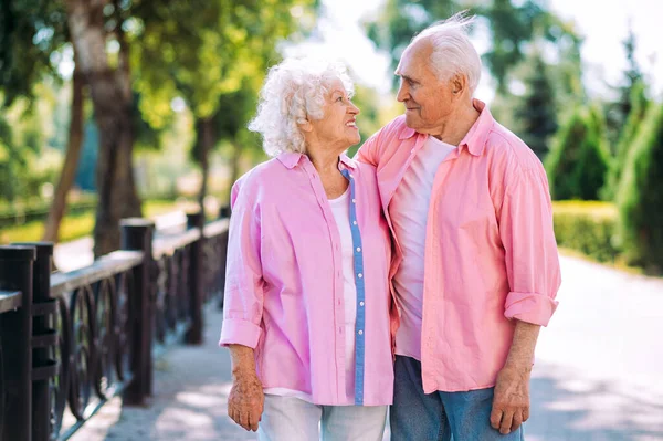 旧的现代夫妇穿着时髦的彩色衣服 年轻的祖母和祖父在户外玩的很开心 也很狂野 老年人内心感到年轻的代表 — 图库照片