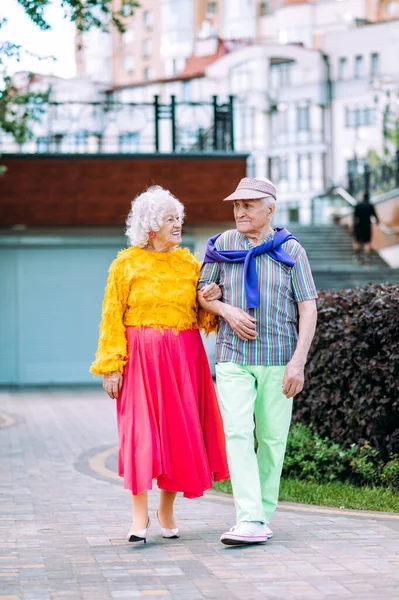 Stare Nowoczesne Para Ubieranie Modne Kolorowe Ubrania Młodzieńcza Babcia Dziadek — Zdjęcie stockowe