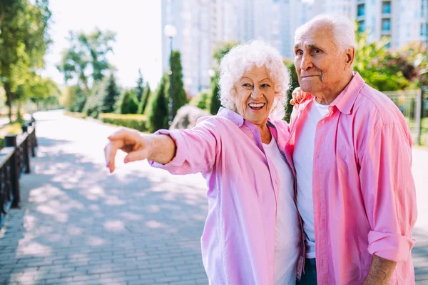 Altes Modernes Paar Kleidet Modische Farbige Kleidung Die Jugendliche Oma — Stockfoto