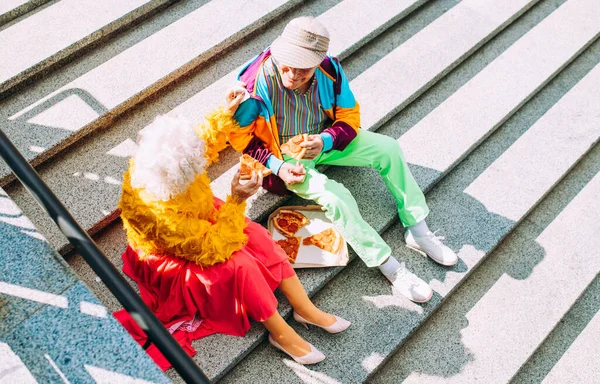Vechi Cuplu Modern Dressing Haine Modă Colorate Bunica Tânără Bunicul — Fotografie, imagine de stoc