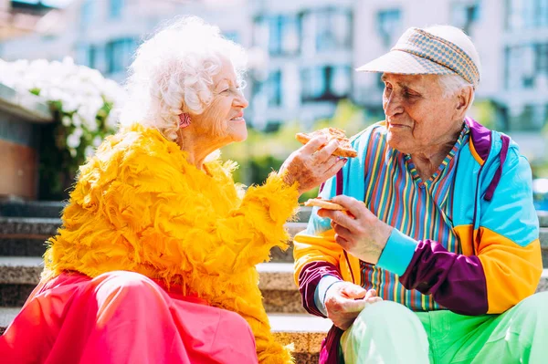 남녀들은 색깔의 입는다 할머니와 할아버지는 야외에서 즐겁게 사람들 속으로 느끼는 — 스톡 사진