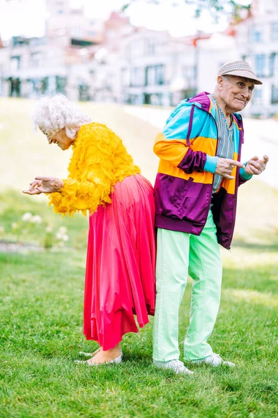 Vieux Couple Moderne Habillage Vêtements Colorés Mode Jeune Grand Mère — Photo
