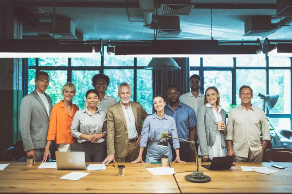Filmisk Bild Människor Som Arbetar Ett Nystartat Företag Multietniskt Expertteam — Stockfoto