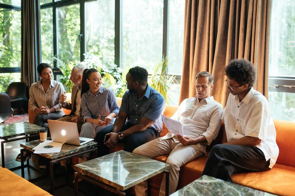 Filmisk Bild Människor Som Arbetar Ett Nystartat Företag Multietniskt Expertteam — Stockfoto