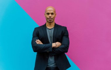 Genç bir iş adamı sabah işe giderken şehrin renkli duvarları olan kentsel alanının önünden geçecek. Başarılı bir satıcının kariyerinin zirvesine ulaşmasının temsili..