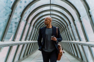 Genç bir iş adamı sabah uçağına binecek ve havaalanındaki cam bir koridordan geçecek. Başarılı bir satış elemanının kariyerinin zirvesine ulaşmasını temsil edecek..